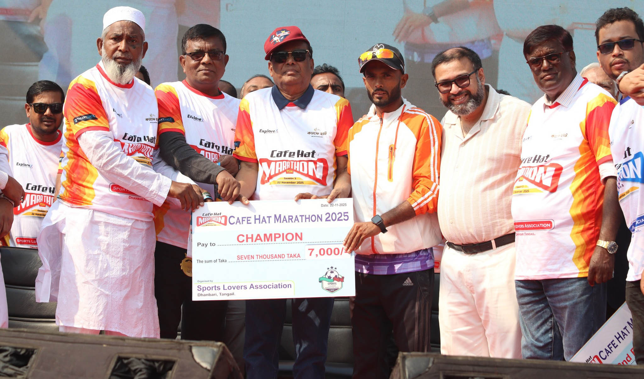 ছবি: প্রধান অতিথি ফকির মাহবুব আনাম স্বপন চ্যাম্পিয়নকে পুরস্কার তুলে দিচ্ছেন