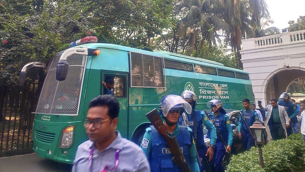 আন্তর্জাতিক অপরাধ ট্রাইব্যুনাল-১ প্রাঙ্গণে কড়া নিরাপত্তায় আনা হয় অভিযুক্ত সেনা কর্মকর্তাদের। ছবি: সংগৃহীত