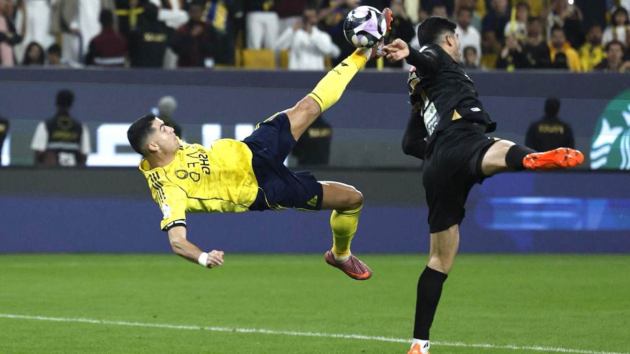 আল-নাসরের হয়ে অসাধারণ বাইসাইকেল কিকে গোল করছেন ক্রিশ্চিয়ানো রোনালদো। ছবি: সংগৃহীত