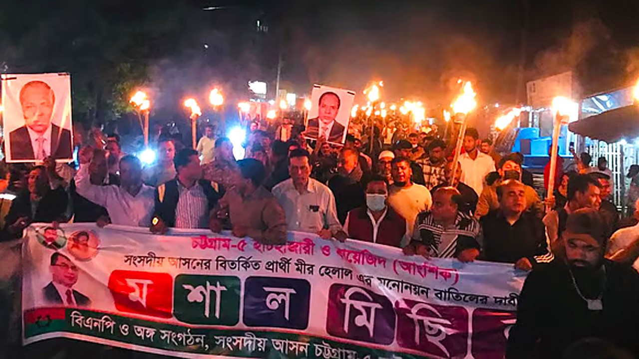 প্রার্থী পরিবর্তনের দাবিতে হাটহাজারীতে বিএনপি নেতাকর্মীদের মশালমিছিল। ছবি: সংগৃহীত