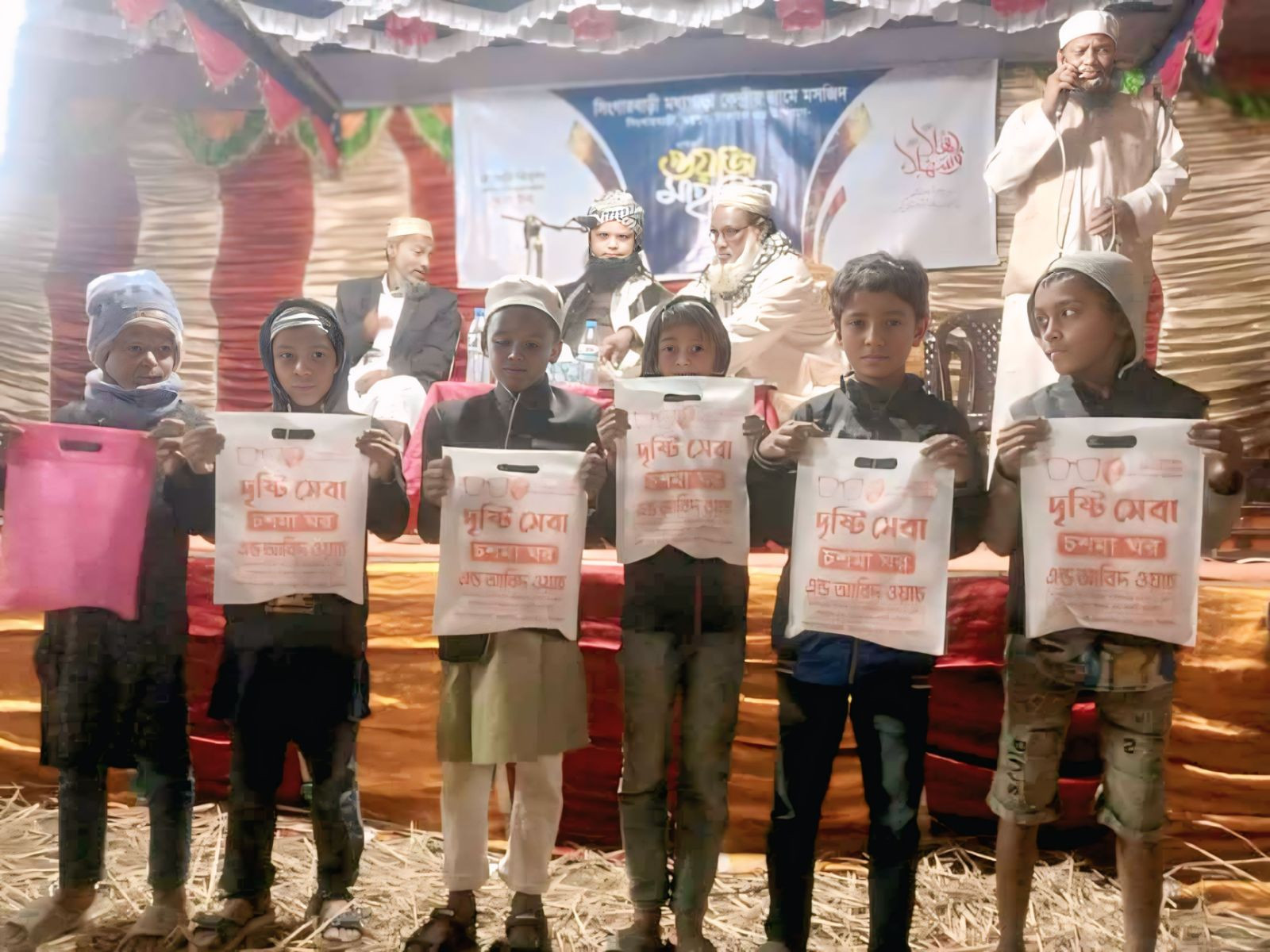 সিংগারবাড়ী মধ্যেপাড়া জামে মসজিদের ওয়াজ মাহফিলে অংশ নেওয়া কিশোরদের ঘড়ি উপহার দেওয়া হয়।