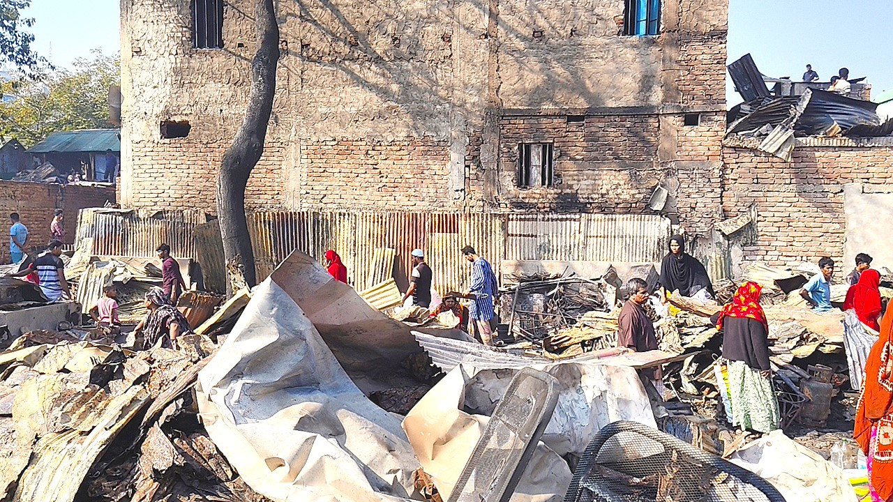 কড়াইল বস্তির অগ্নিকাণ্ডের পর ধ্বংসস্তূপে ক্ষতিগ্রস্ত মানুষের নিঃস্ব অবস্থার দৃশ্য। ছবি: সংগৃহীত