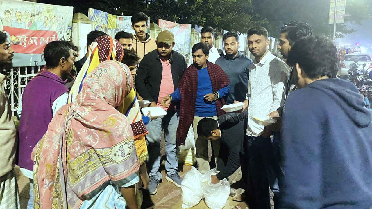 ঢাবিতে বেগম খালেদা জিয়ার সুস্থতা কামনায় দোয়া ও খাবার বিতরণ