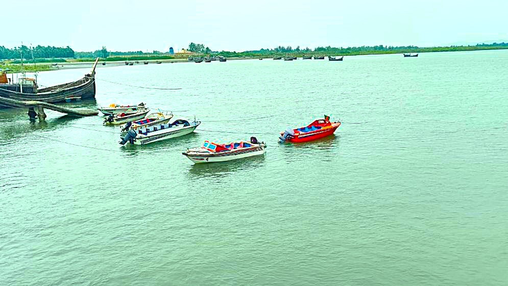 সেন্টমার্টিন থেকে টেকনাফে ফেরার পথে স্পিডবোট দুর্ঘটনায় নারী ও শিশুসহ দুজনের মৃত্যু। ছবি: সংগৃহীত