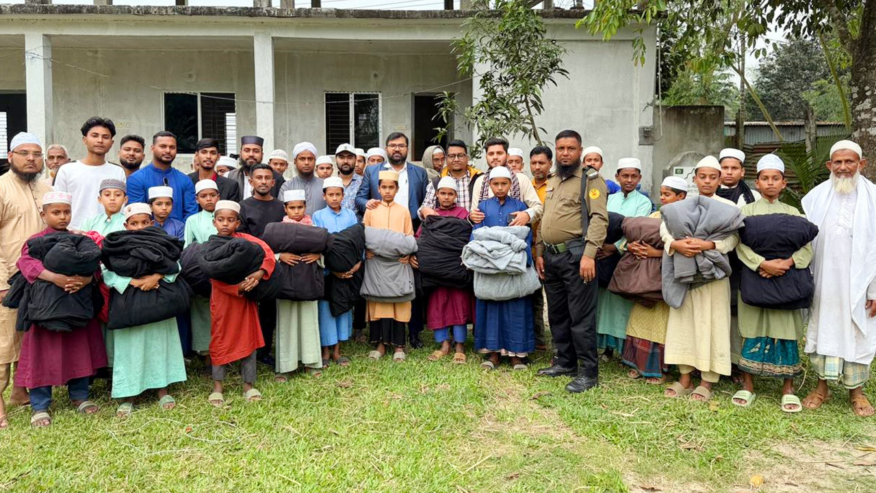 ছবি : ইউএনও খায়রুল ইসলামের উপস্থিতিতে কালিহাতী ব্লাড ফাউন্ডেশনের কম্বল বিতরণ