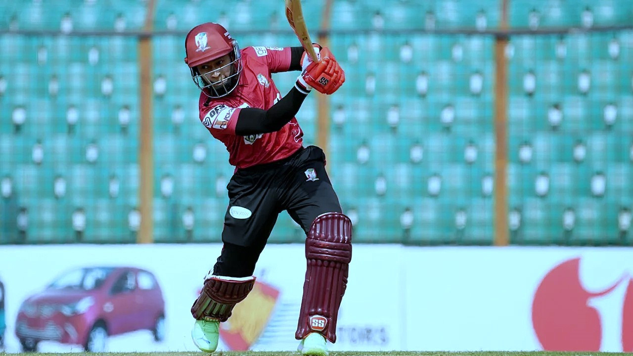 বিপিএল নিলামে ভিত্তিমূল্যে রাজশাহী ওয়ারিয়র্স দলে যোগ দেন মুশফিকুর রহিম। ছবি: সংগৃহীত