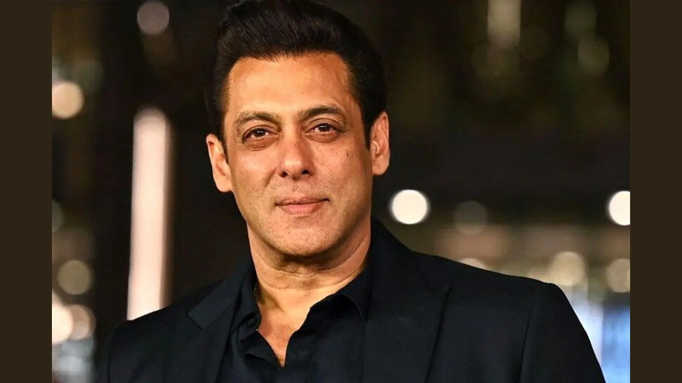 মুম্বাই বিমানবন্দরে নতুন ক্লিন শেভড লুকে হাজির হয়ে চমক দিলেন সালমান খান। ছবি: সংগৃহীত