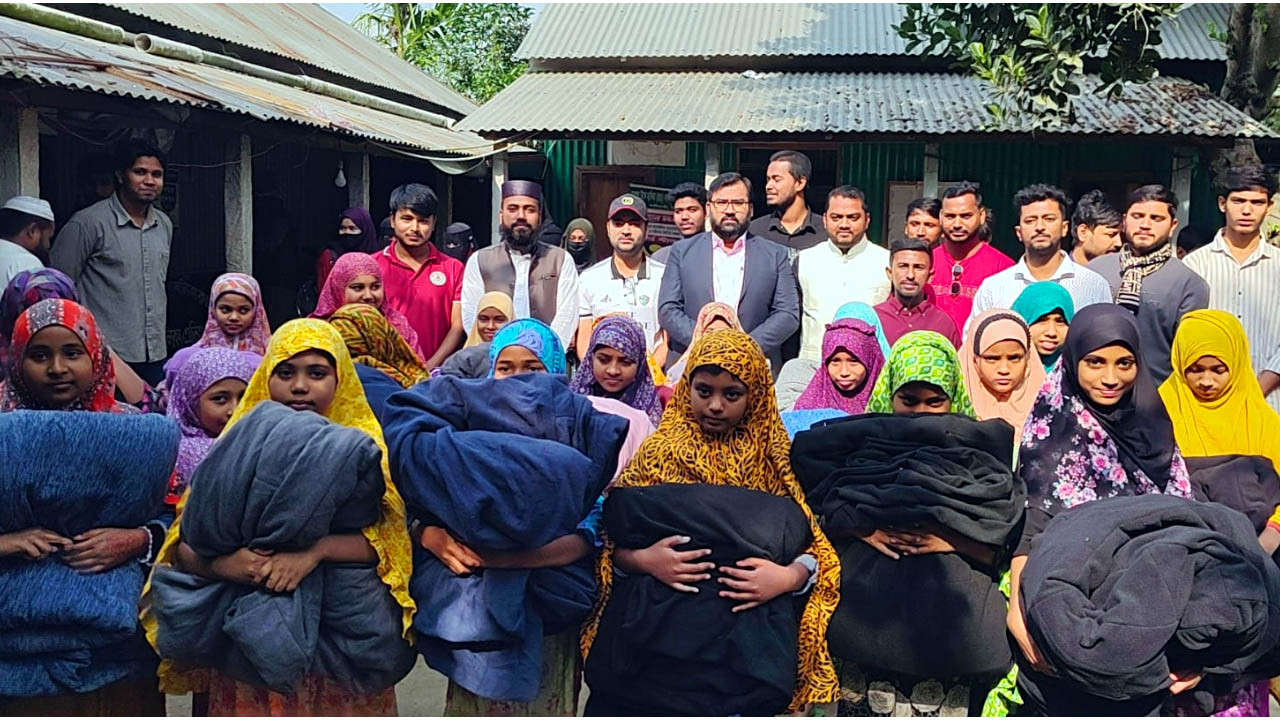 ছবি: কালিহাতী ব্লাড ফাউন্ডেশনের উদ্যোগে শীতবস্ত্র বিতরণের ছবি