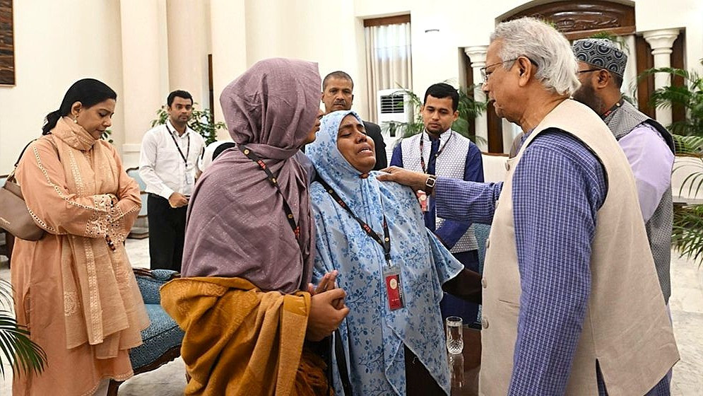 রাষ্ট্রীয় অতিথিভবন যমুনায় ওসমান হাদির পরিবারের সঙ্গে প্রধান উপদেষ্টা ড. মুহাম্মদ ইউনূসের সাক্ষাৎ। ছবি: সংগৃহীত