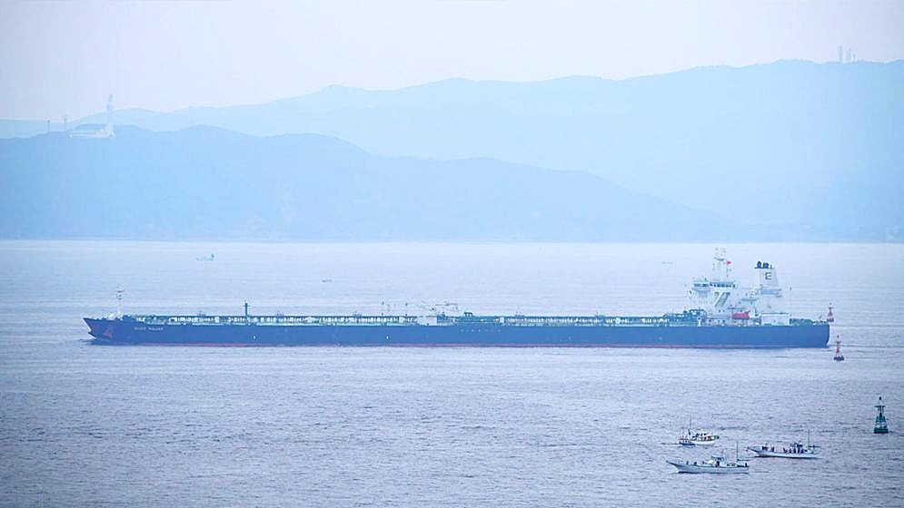 ওমান উপসাগরে ইরানের কোস্টগার্ডের অভিযানে জব্দ চোরাই ডিজেলবাহী ট্যাংকার জাহাজ। ছবি: সংগৃহীত