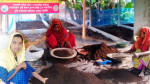 ভার্মি কম্পোস্ট খামারে কাজ করছেন সফল নারী উদ্যোক্তা সুমি খাতুন।