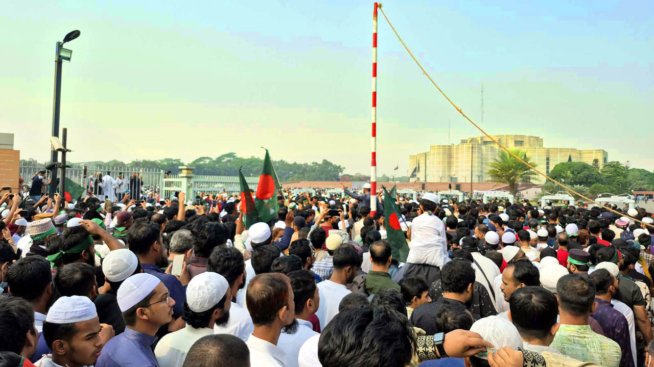 শহীদ হাদির জানাজায় অংশ নিতে লাখো মানুষের ঢল