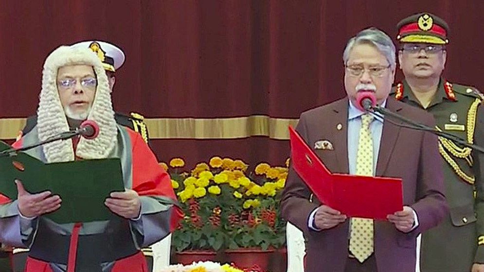 বঙ্গভবনে রাষ্ট্রপতির কাছে শপথ গ্রহণ করছেন নতুন প্রধান বিচারপতি জুবায়ের রহমান চৌধুরী। ছবি: সংগৃহীত