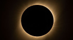 পূর্ণ সূর্যগ্রহণের সময় চাঁদের আড়ালে ঢাকা সূর্য, আকাশে নেমে আসে অস্বাভাবিক অন্ধকার। ছবি: সংগৃহীত
