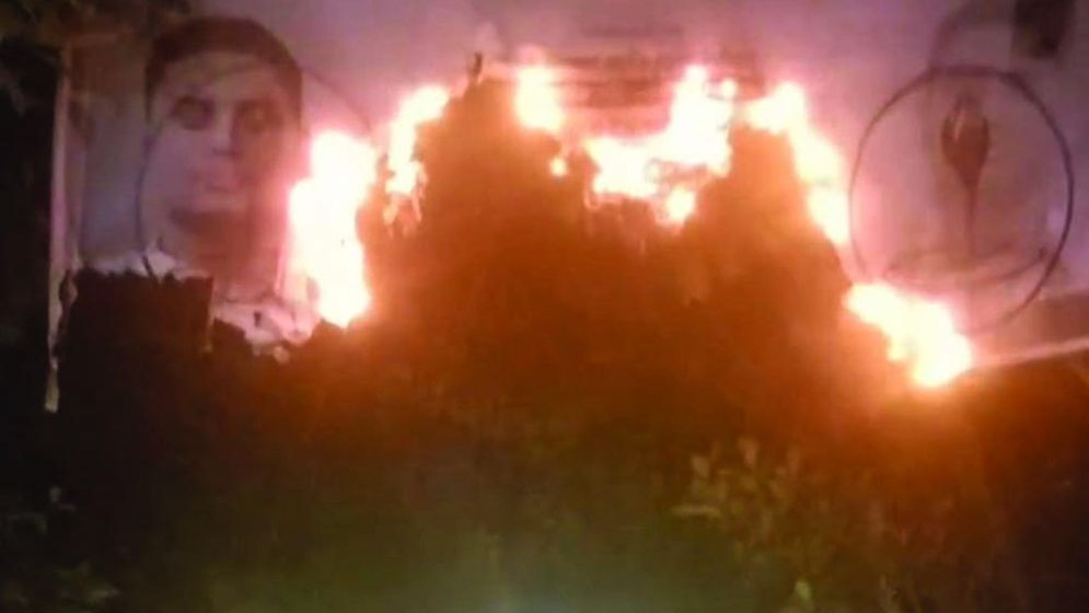 দেবিদ্বারে হাসনাত আব্দুল্লাহর নির্বাচনি ব্যানারে আগুন দেওয়ার ঘটনার পর পুলিশের উপস্থিতি। ছবি: সংগৃহীত