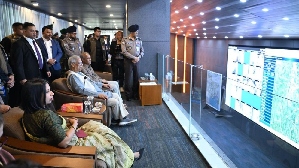 নির্বাচন ২০২৬: নিয়ন্ত্রণ কক্ষ থেকে ভোট পরিস্থিতি দেখলেন প্রধান উপদেষ্টা