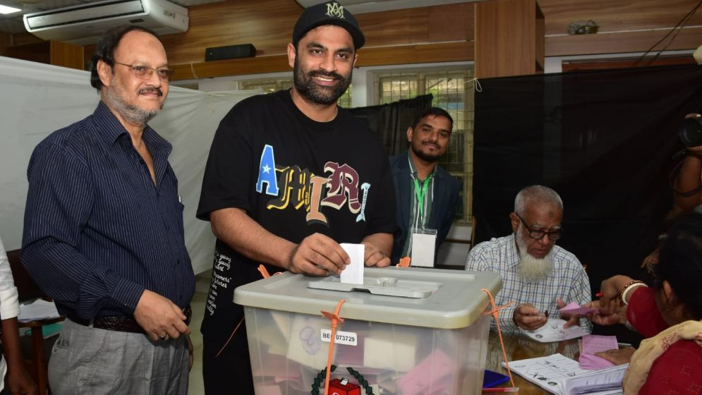 ত্রয়োদশ নির্বাচনে চট্টগ্রামে প্রথম ভোট দিলেন তামিম ইকবাল