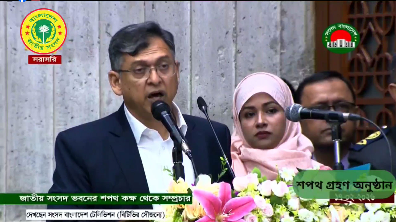 সংসদ সচিবালয়ে শপথ গ্রহণ কক্ষে উপস্থিত বিএনপির নবনির্বাচিত এমপি ও নেতৃবৃন্দ। ছবি :সংগৃহীত