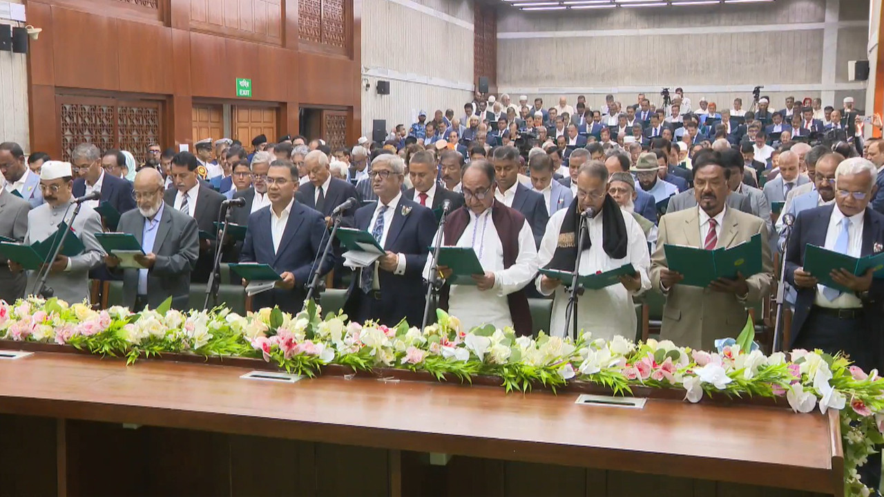 সংসদ ভবনে সাড়ে ১১টায় সংসদীয় দলের বৈঠকে অংশ নিচ্ছেন বিএনপির নবনির্বাচিত এমপি ও নেতৃবৃন্দ। ছবি: সংগৃহীত