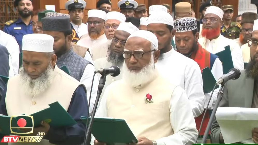 ত্রয়োদশ জাতীয় সংসদের শপথ অনুষ্ঠানে প্রধান নির্বাচন কমিশনারের শপথ পাঠের দৃশ্য। ছবি সংগৃহীত