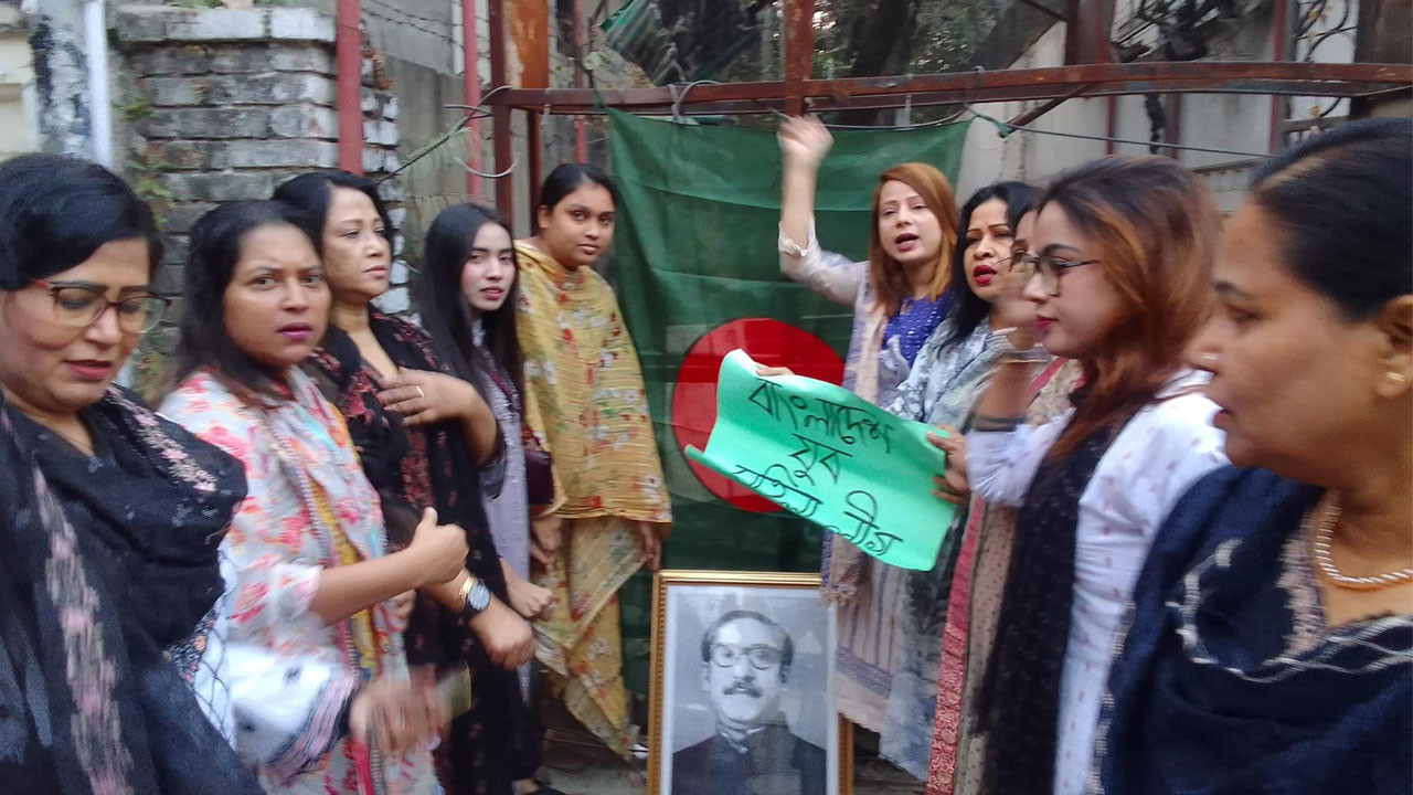 ধানমন্ডি ৩/এ-তে আওয়ামী লীগ সভাপতির কার্যালয়ের সামনে যুব মহিলা লীগের নেত্রীদের স্লোগান কর্মসূচি। ছবি: সংগৃহীত