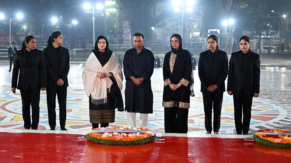 মহান শহীদ দিবসে কেন্দ্রীয় শহীদ মিনারে পুষ্পস্তবক অর্পণ করছেন প্রধানমন্ত্রী তারেক রহমান ও তার পরিবার। ছবি সংগৃহীত