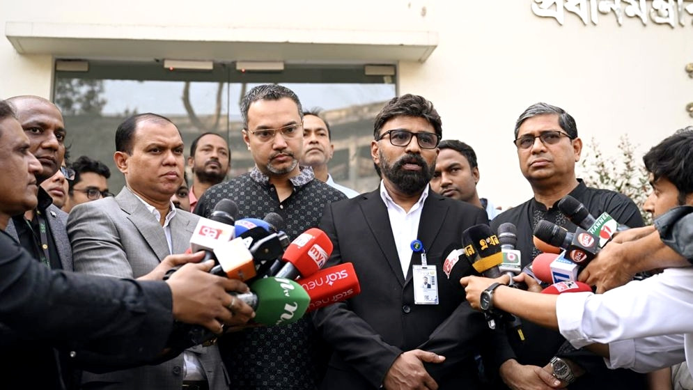 তেজগাঁও প্রধানমন্ত্রীর কার্যালয়ে সাংবাদিকদের সঙ্গে কথা বলছেন উপদেষ্টা মাহদী আমিন। ছবিঃ সংগৃহীত