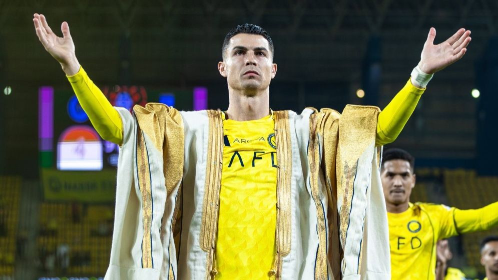 রেকর্ড গড়ার পর দর্শক অভিবাদনের জবাব দেন রোনালদো/সংগৃহীত