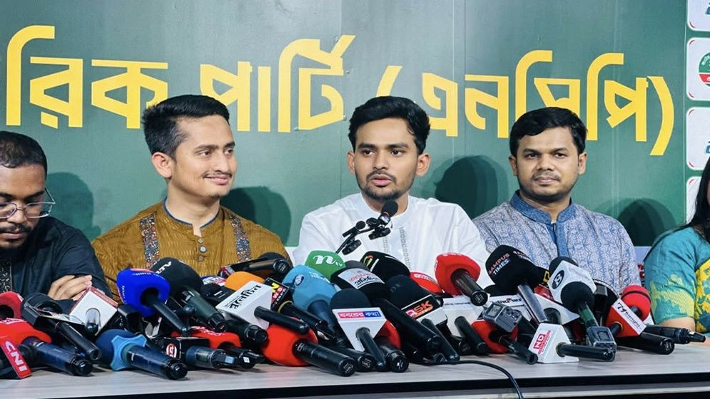 রাজধানীর বাংলামোটরে এনসিপির কেন্দ্রীয় কার্যালয়ে সংবাদ সম্মেলনে বক্তব্য দেন আসিফ মাহমুদ। ছবি সংগৃহীত