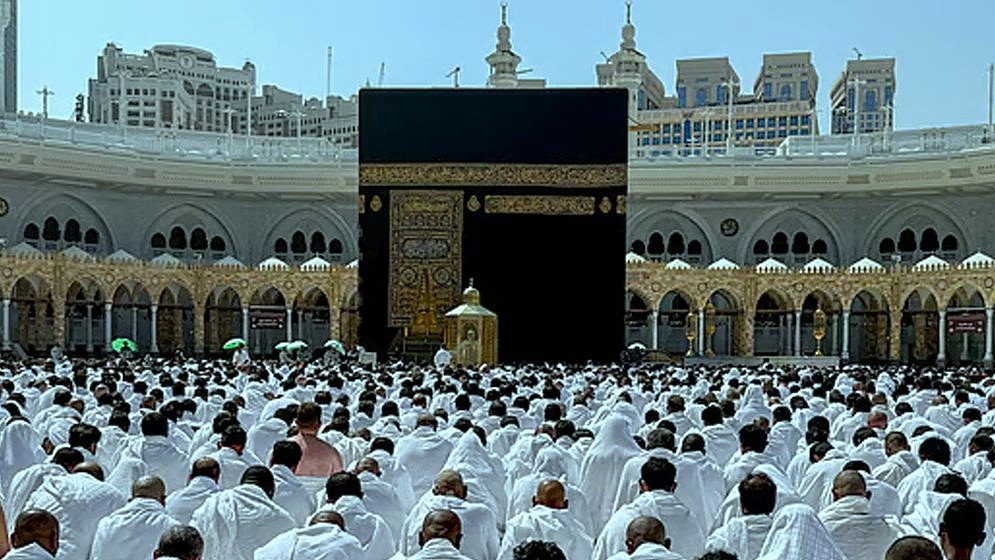 শনিবার (২১ ফেব্রুয়ারি) রমজানে একদিনেই মোট ৯ লাখ ৪ হাজার মুসল্লি ওমরাহ পালন করেছেন। সৌদি হারামাইন কর্তৃপক্ষ নিরাপত্তা ও জনসমাগম নিশ্চিত করতে বিশেষ ব্যবস্থা নিয়েছে। ছবি সংগৃহীত