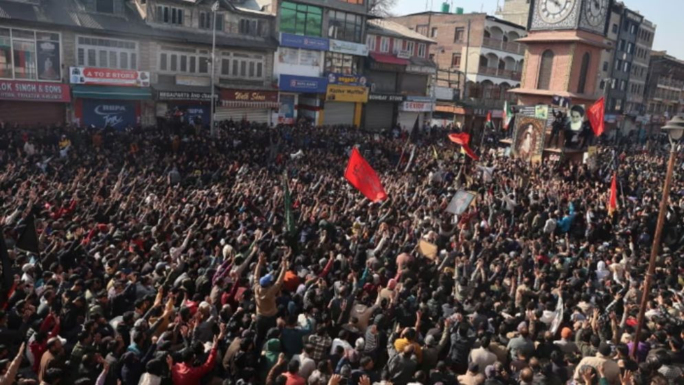 শ্রীনগরের প্রধান চত্বরে খামেনির মৃত্যুতে শোক ও প্রতিবাদ জানাতে জড়ো হওয়া বিক্ষোভকারীরা। ছবি: সংগৃহীত