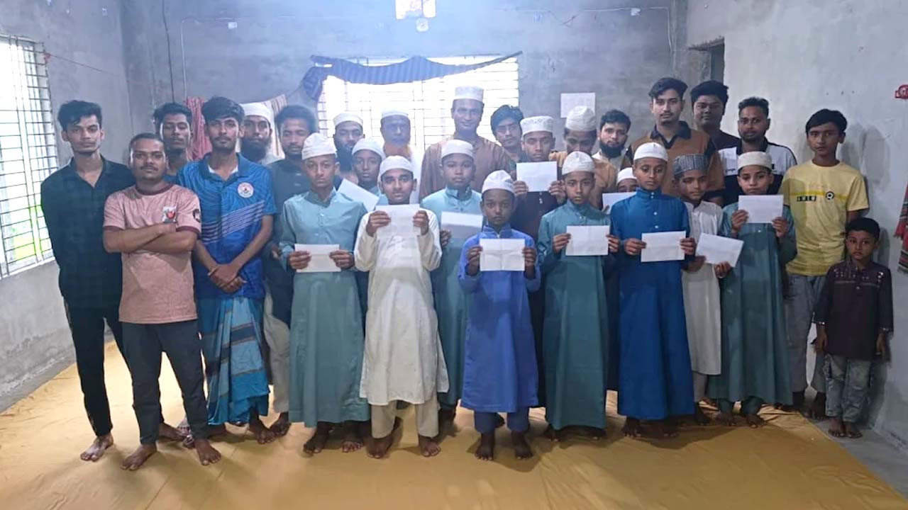 কালিহাতীর নোয়াবাড়ীতে নোয়াবাড়ী হিলফুল ফুজুল ফাউন্ডেশনের উদ্যোগে দুস্থদের মাঝে ঈদ উপহার সামগ্রী বিতরণ।