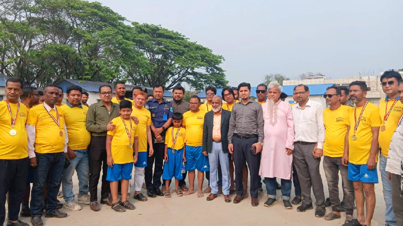 টাঙ্গাইলে যমুনার বালুচরে সাংবাদিকদের প্রীতি ফুটবল ম্যাচ ও মিলনমেলা । ছবি: আজকের প্রথা